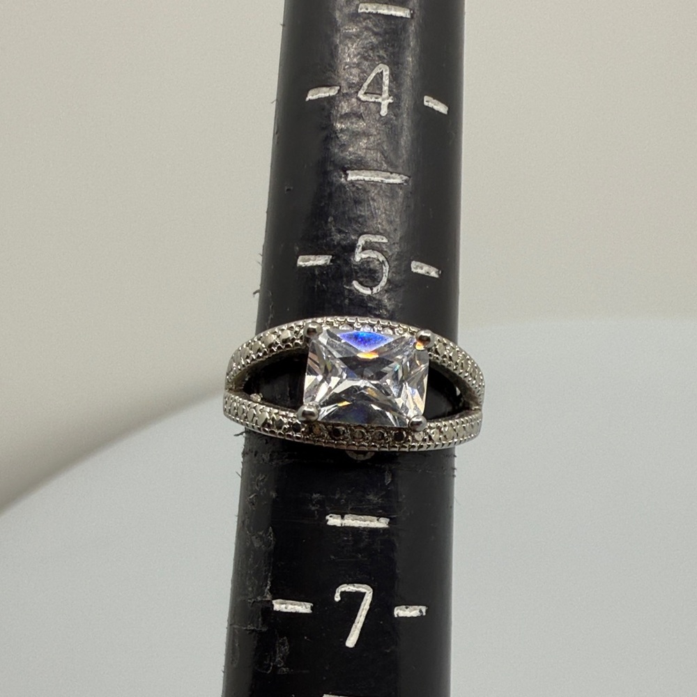 Swarovski Crystsal Silver Women's Ring with Clear Stone - Picture 3 of 6
